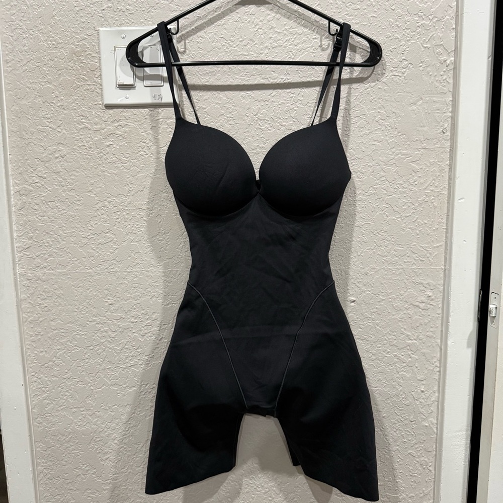 SKIMS ULTIMATE
MID THIGH BODYSUIT W/ buttpads